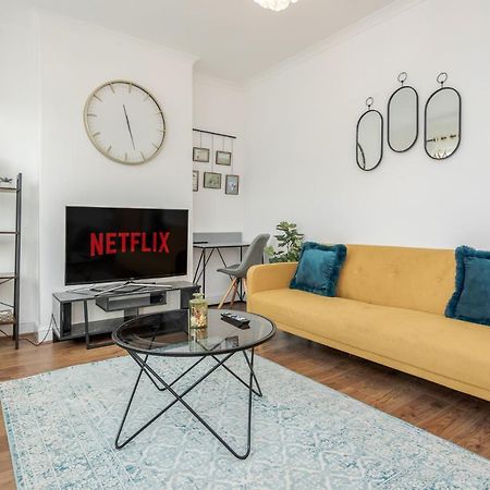 Entire Lovely Family Home With Parking, Wifi, Netflix, Self Check-In London Eksteriør billede